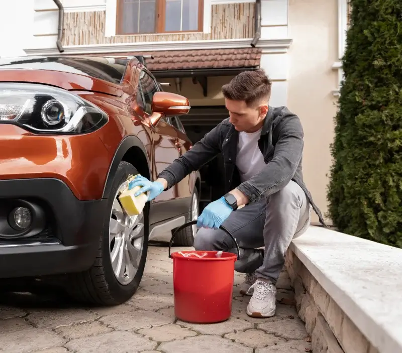 Lavage auto à domicile La Queue-en-Brie : professionnel intervenant sur un véhicule
